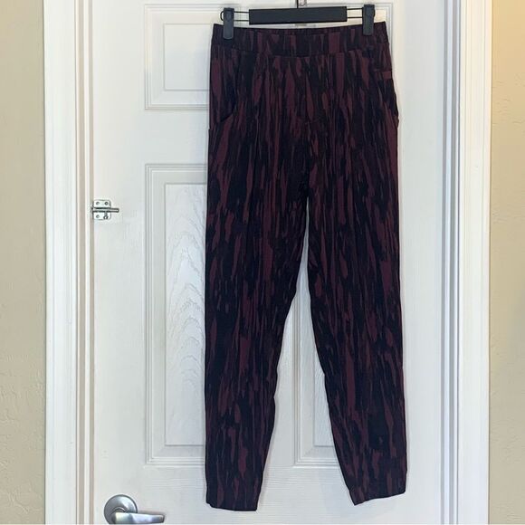 Lululemon & Go City Joggers in Painted Animal Bordeaux Drama and Black Size 4 - Picture 8 of 9